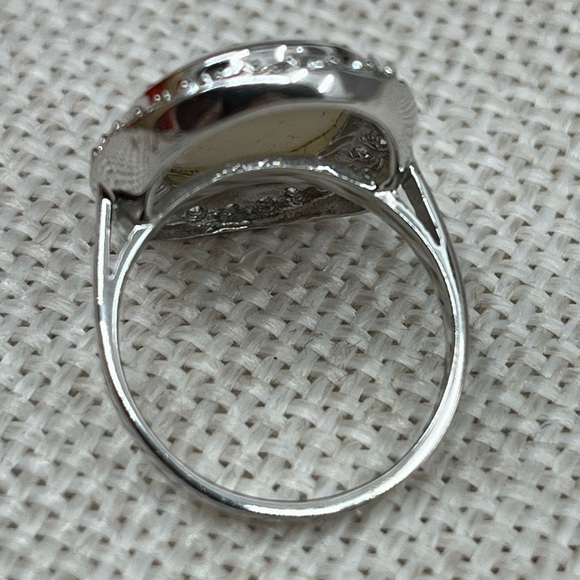 Vintage Mother-of-Pearl Oval Ring with Cubic Zirconia Halo – Size 7 - Picture 13 of 16